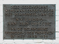 822686 Afbeelding van de bronzen plaquette door het personeel van Brood- en Banketbakkerij Lubro in 1938 geschonken aan ...